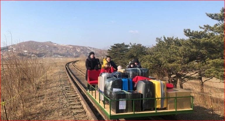 Diplomat Rusia dan keluarganya membawa barang-barang dengan troli kereta api sejauh satu kilometer, sebelum meninggalkan Pyongyang. Foto: Kementerian Luar Negeri Rusia