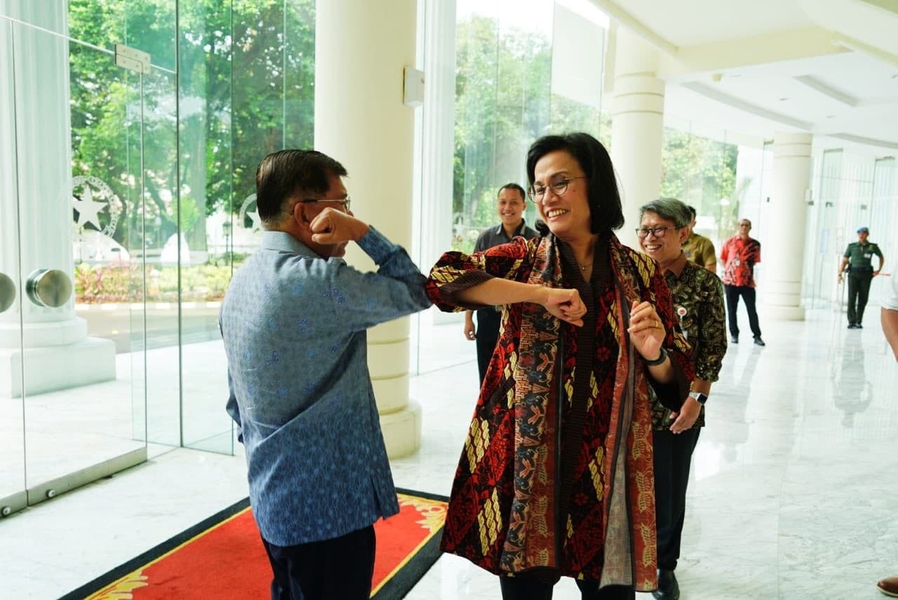 Sri Mulyani dan JK salaman virus corona (Foto:@husainabdullah1)