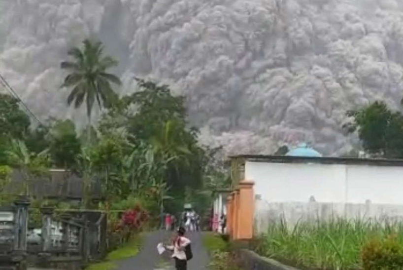 Gunung Semeru erupsi (Foto: Tangkapan layar)