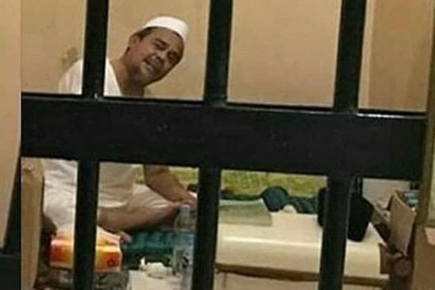 Rizieq Shihab dibalik sel penjara (Foto: Istimewa)