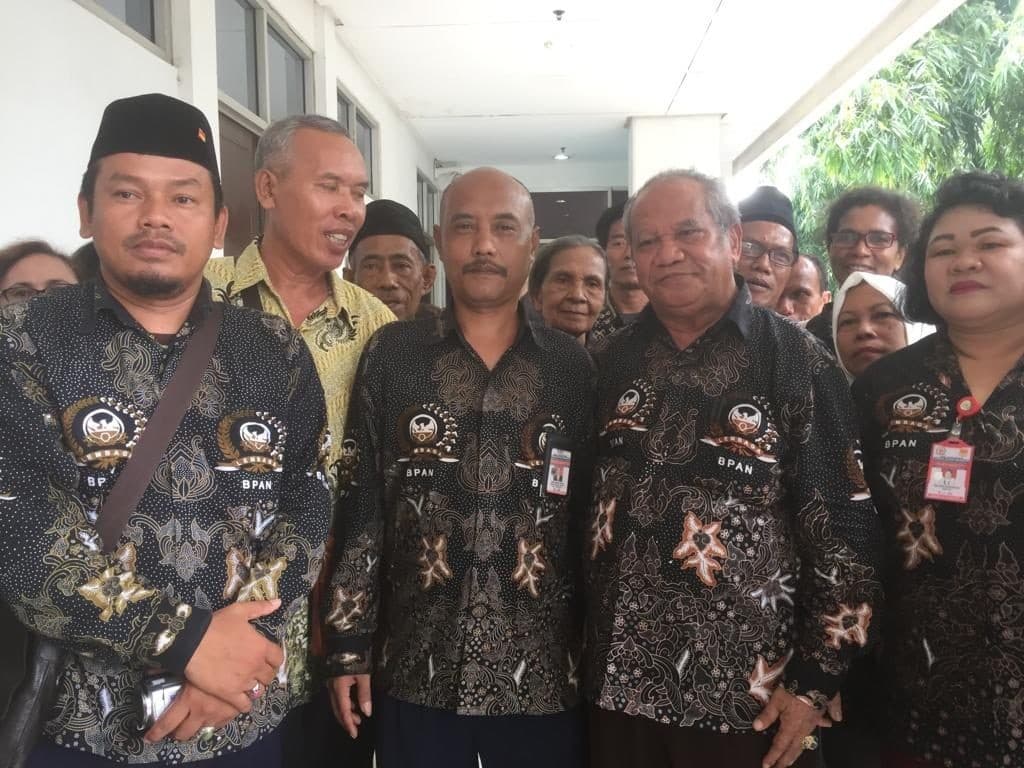  Kuasa hukum (alm) Bob Goldman, Servatius Sadipun (kedua dari kanan) seusai sidang di PN Jakarta Timur belum lama ini (amunisinews.co.id)