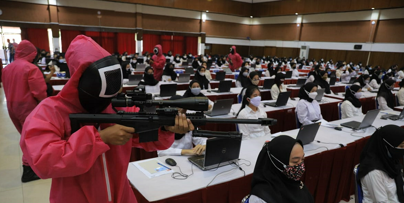 Petugas Kanwil Kemenkumham Jatim yang mengawasi SKD CPNS cosplay pink soldier di Squid Game (Foto: Arsip Kemenkumham Jatim)