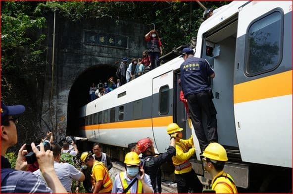Taroko Express, kereta penumpang di Taiwan, tergelincir menewaskan 54 penumpang. Foto: Taiwan News