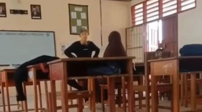 Siswa tampar pacarnya di kelas (Foto:tangkapan layar)