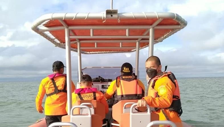 Tim Kantor Pencarian dan Pertolongan (Kansar) Tarakan mencari seorang korban kecelakaan tug boat Kayan di Sungai Sabhanar Lama, Bulungan, Kalimantan Utara, Sabtu (5/3). (Foto: ANTARA)