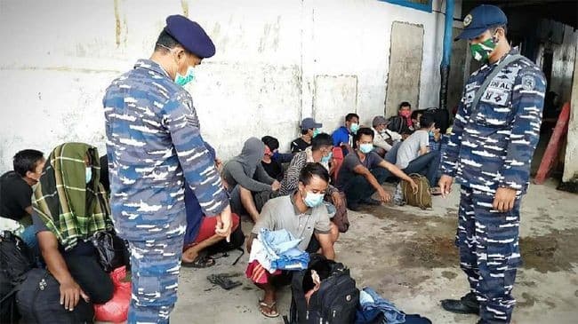 TNI AL tangkap TKI ilegal di perairan Tanjungbalai (Foto: TNI AL) 