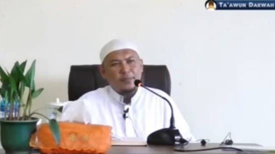 Sosok Ustaz Sofyan Chalid yang sebut wisata ke Candi Borobudur haram. (Foto: Youtube)