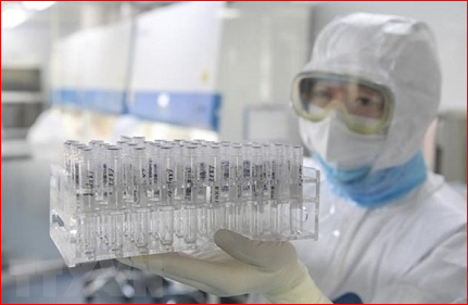 Seorang staf produksi Nanogen memeriksa kualitas kemasan vaksin Nanocovax. Foto: vnexpress.net