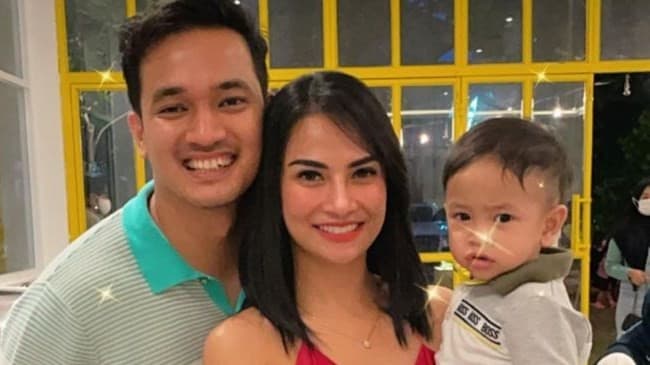 Vanessa Angel bersama suami dan putranya. (Foto: Instagram)