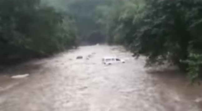 Viral video ambulans seberangi sungai demi antar jenazah. 