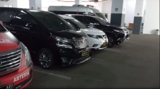 Video mobil dengan plat nomor sama mengapit mobil bertuliskan 'Arteria Dahlan'.