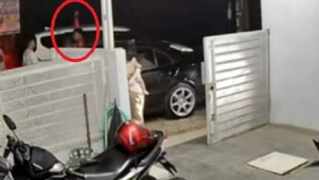 Viral aksi koboi oknum polisi lepas tembakan di depan warga.