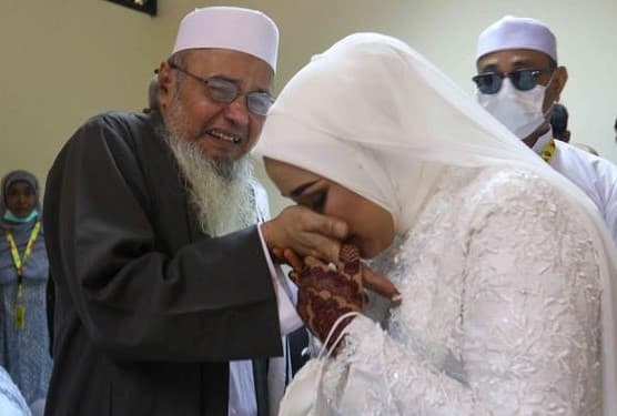 Napi terorisme Husein Husny menikahkan putrinya di penjara.