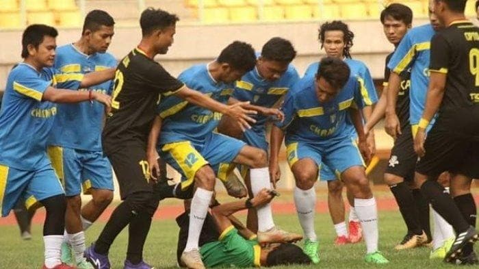 Wajah wasit Wahyudin yang diinjak pemain bola saat pertandingan  
