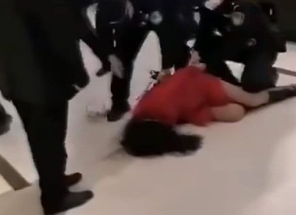 Seorang wanita diseret ke luar supermarket karena menolak menggunakan masker (Foto:Istimewa)