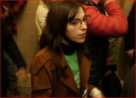 Riley June Williams, wanita yang berusaha menjual laptop Nancy Pelosi ke Rusia. Foto:lewlewmedia.com 