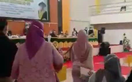 Viral, mahasiswi diduga korban pelecehan dosen Unsri ngamuk di acara yudisium (Foto: Tangkapan layar)