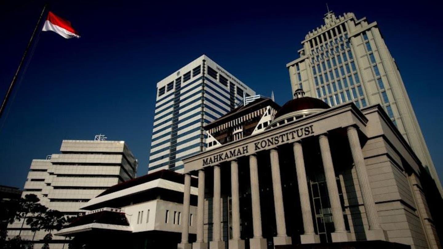 Catatan Tiga Hakim Untuk Penggugat UU Yayasan