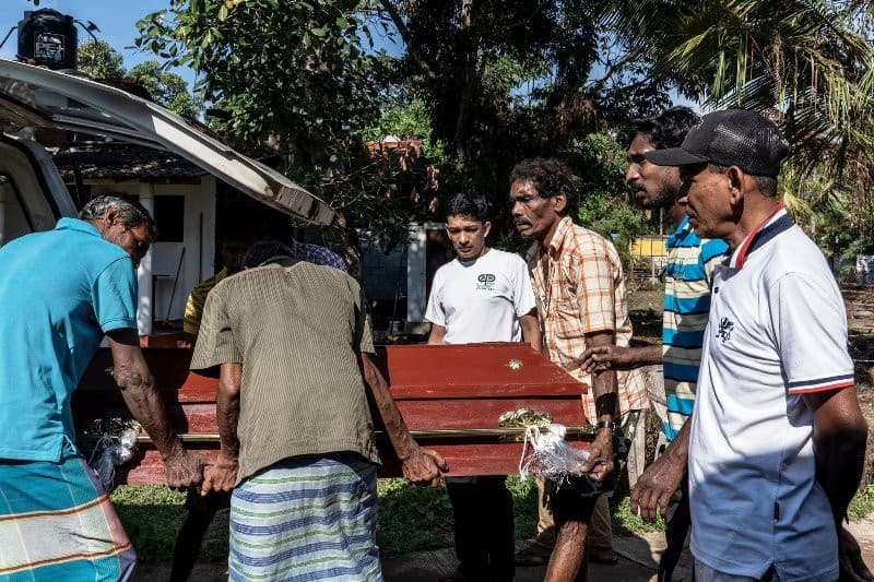 Sejumlah warga Sri Lanka membawa jenasah korban bom. Www.nytimes.com memberitakan, korban tewas bertambah dan kini telah mencapai 290 orang dan lebih dari 500 orang menjadi korban luka (Foto : www.nytimes.com) 