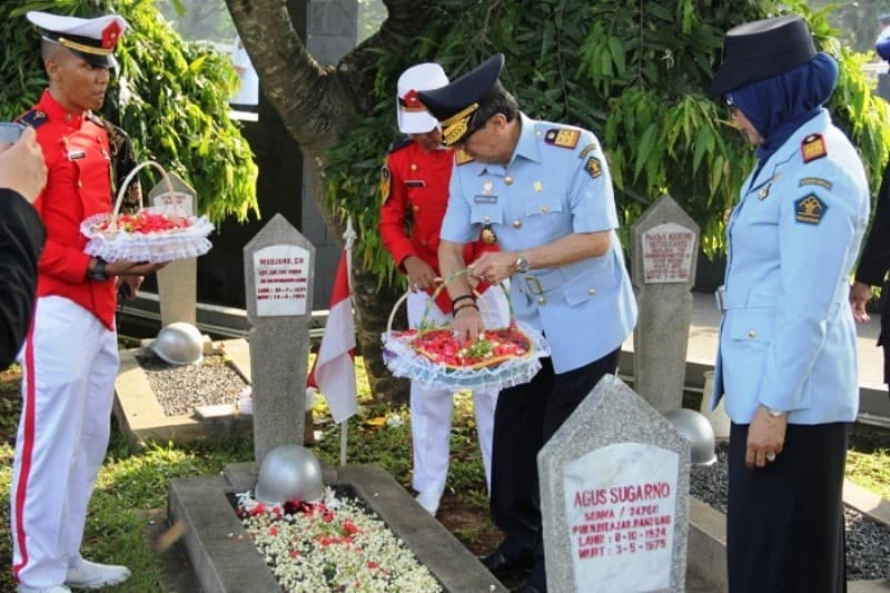 Kemenkumham Nyekar ke TMP di Pusara Sejumlah Mantan Menteri