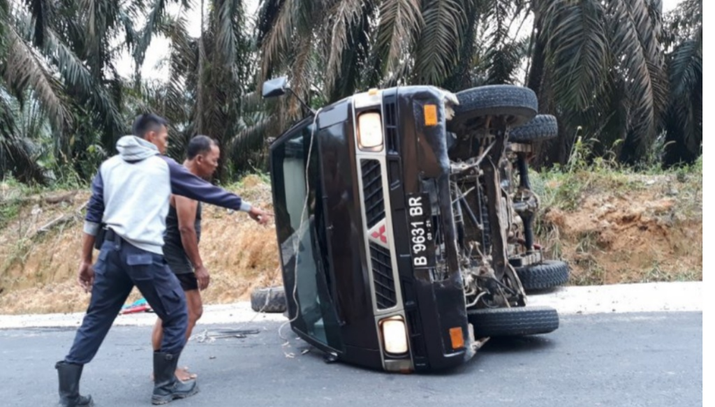 Kecelakaan mobil di Dharmasraya (Foto: Istimewa)