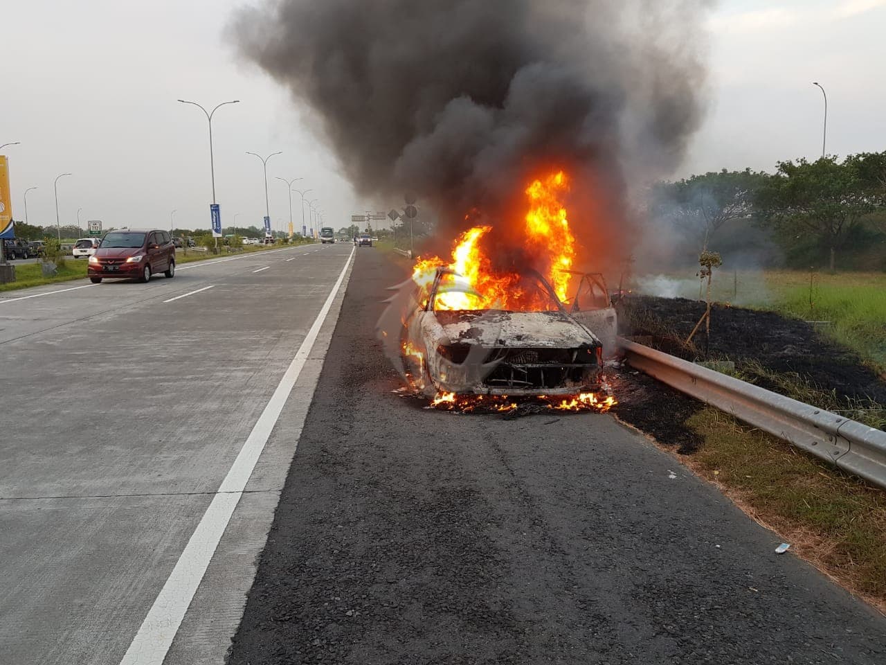 Mobil terbakar di tol Surabaya-Mojokerto (Foto: istimewa)