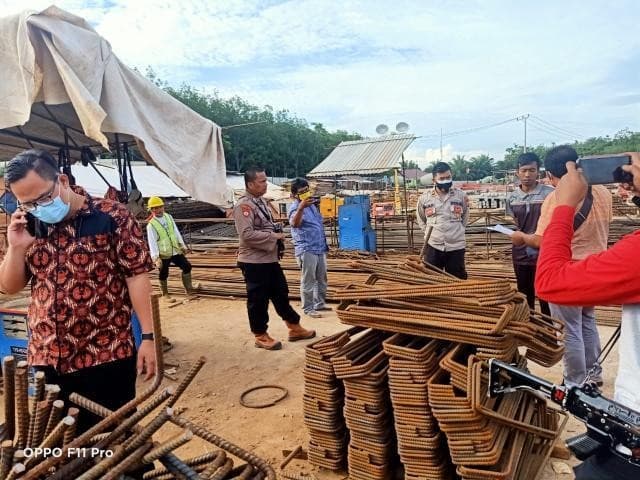 Foto penangkapan aksi pencurian besi Tol Trans Sumatera (Foto: Polsek Talang Empat)