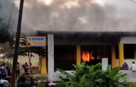 Cafe Si Kembar dibakar massa (Foto:Istimewa)