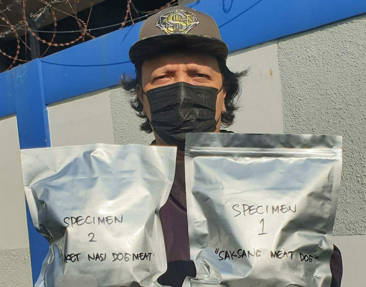 Ketua ADI, Doni Herdaru saat akan melakukan uji makanan berbahan daging anjing (Foto: Dok.Pribadi)