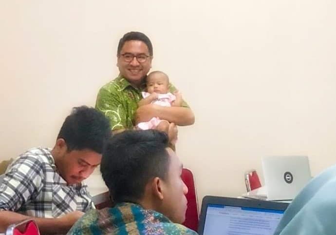 Abdul Gaffar menggendong anak mahasiwinya.