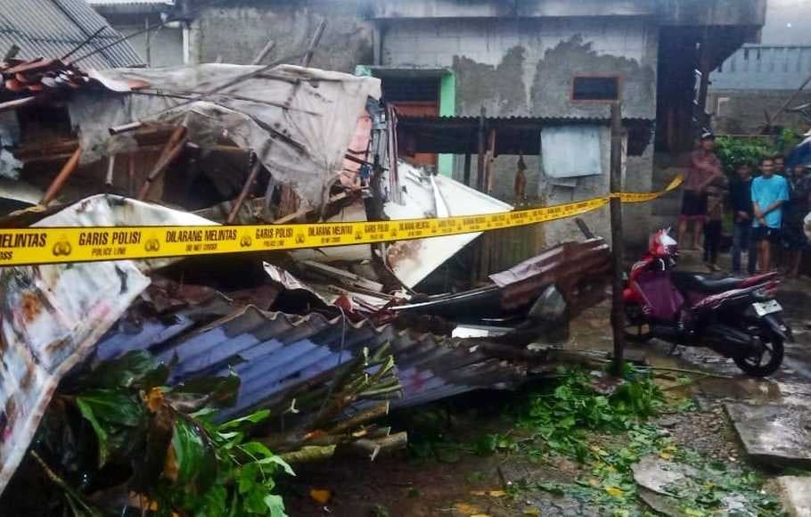 Puing-puing Indekost tiga lantai di Mampang yang roboh (TMC Polda Metro Jaya)