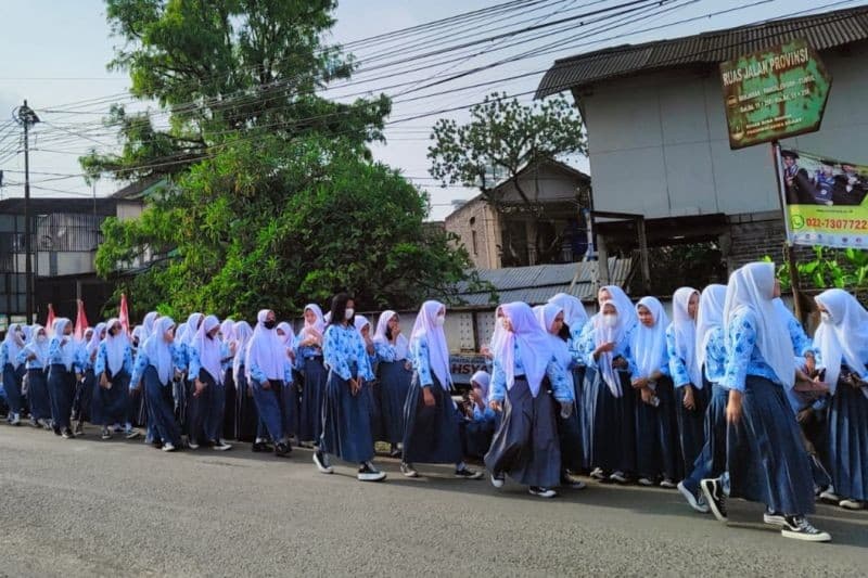 Siswa sekolah memadati pinggir jalan untuk menyambut rombongan yang membawa jenazah Eril (Foto:Antara)