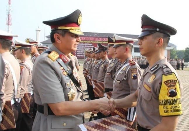 Ilustrasi polisi mendapat penghargaan. (Foto: Istimewa)