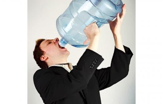 Catat! Cara Minum Air Putih yang Keliru saat Berbuka Puasa dan Sahur