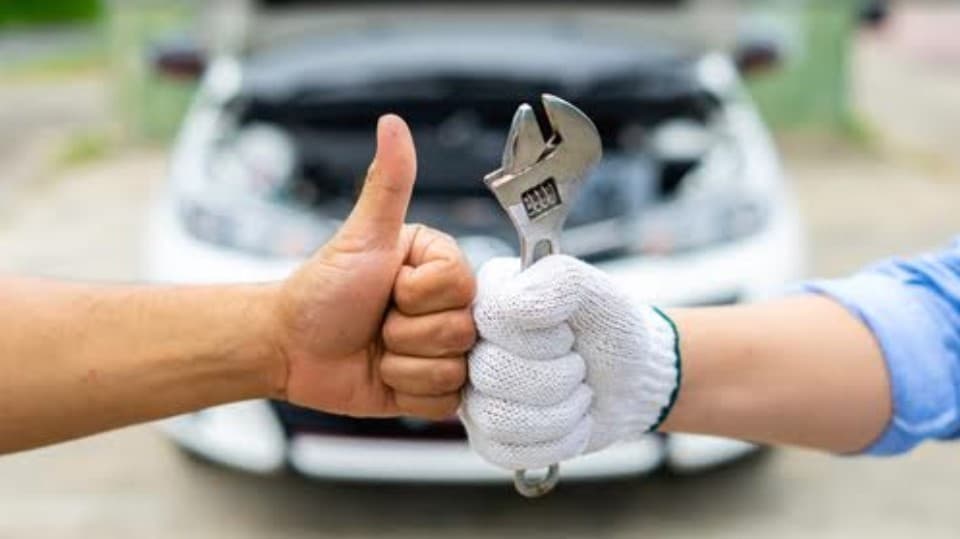 Ilustrasi servis mobil 