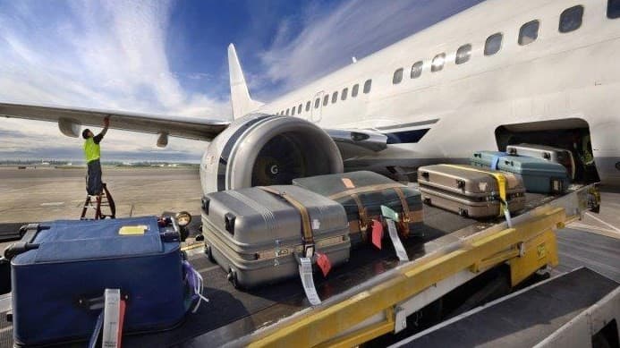 Ilustrasi koper di bandara