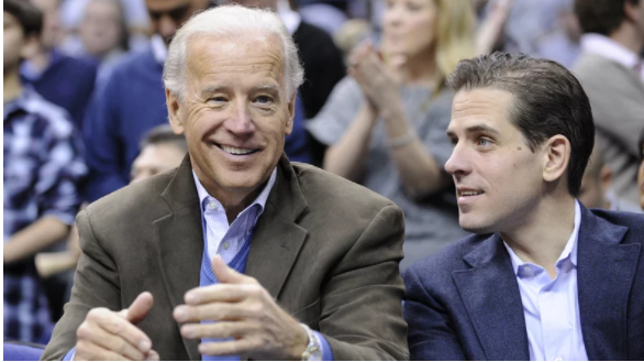 Joe Biden, bersama putranya Hunter Biden (Foto: AP)