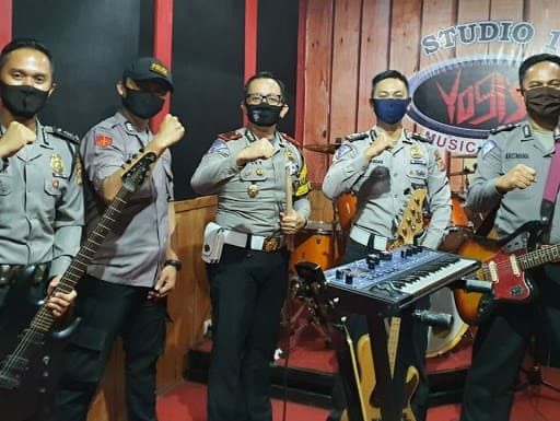 Cadas! Viral Lagu 'Polri Untuk Negeri' Kamilima Band Polres Cianjur