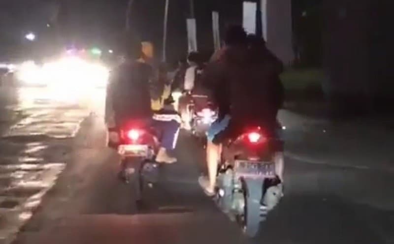 Ngeri! ABG Konvoi Malam Hari Tenteng Senjata Tajam