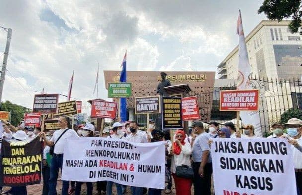 Korban penipuan investasi Indosurya lakukan aksi demonsitrasi di Mabes Polri pada Selasa 28 Juni 2022.