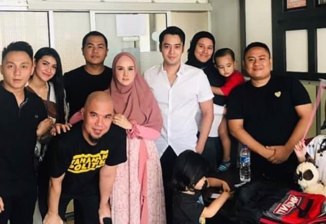 Kriss Hatta dan Ahmad Dhani foto bareng di LP dCipinang, Jakarta Timur. (Foto: Instagram)