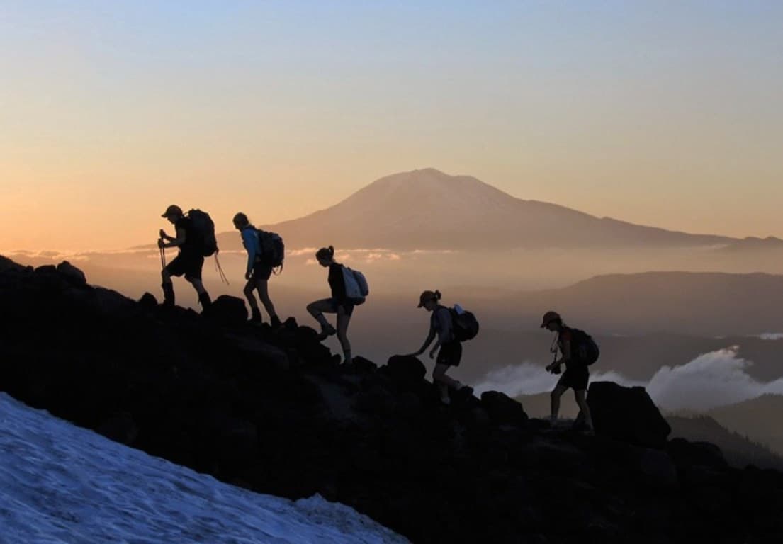 Ilustrasi mendaki gunung