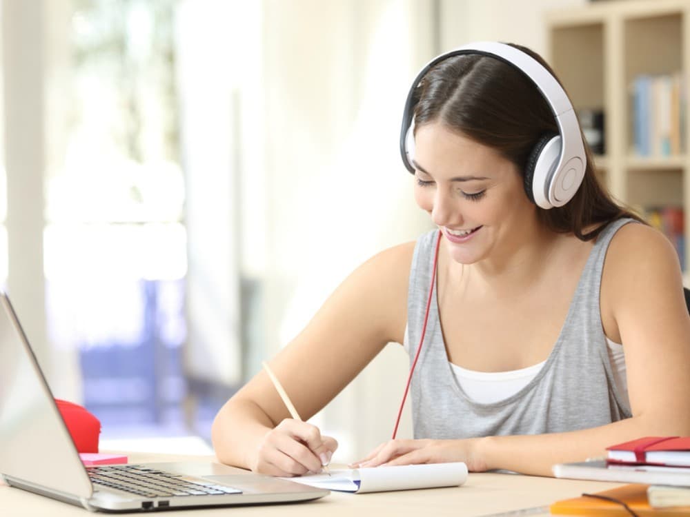 Ilustrasi mendengar musik (soco.id)