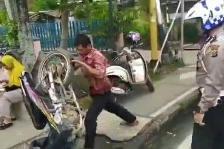 Viral! Ayah di Banyuasin Acungkan Celurit Kejar Polisi Gegara Anaknya Ditilang