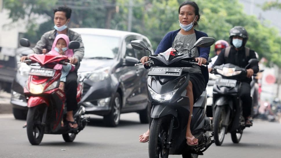 Pengendara sepeda motor untuk tidak mengenakan sandal jepit (Foto:Antara) 