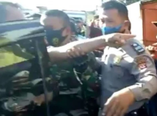 Seorang perwira polisi mamaki guru (Foto:Istimewa)