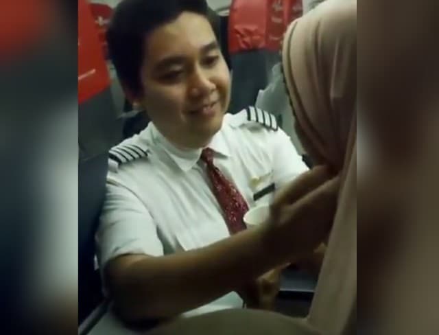 Pramugara Lion Air yang viral karena layani nenek di pesawat.