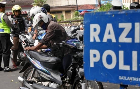 Nekat! Pemotor Ini Ngemplang Polisi Pakai Helm karena Kesal Ditilang