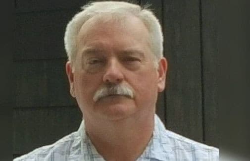 Dicopot dari Jabatannya, Polisi Ini Lucuti Seluruh Pakaiannya dan Pulang Kenakan Celana Pendek