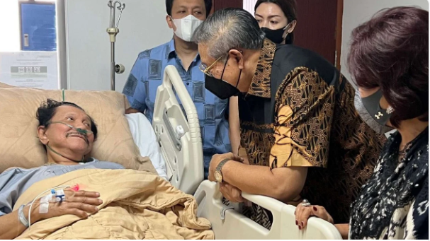 SBY Jenguk Hendropriyono di RSPAD Gatot Soebroto